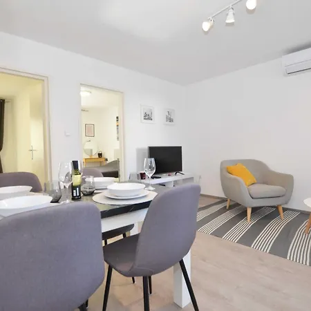 Apartment Tranquil And Bright With Loggia