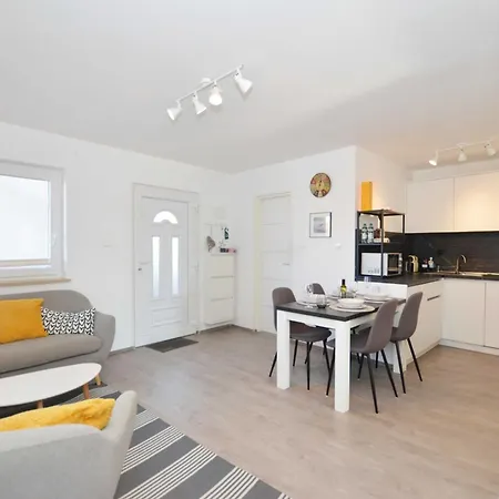 Tranquil And Bright With Loggia Apartment Rovinj