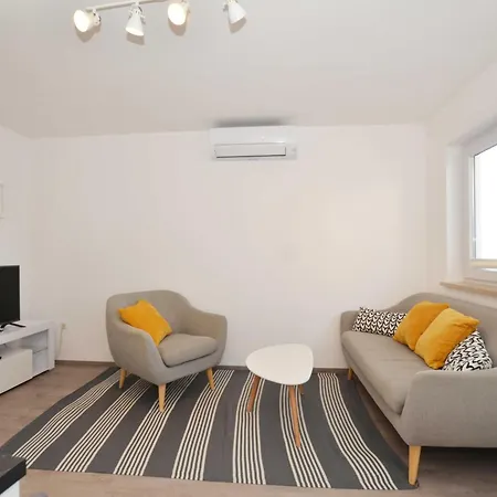 Tranquil And Bright With Loggia Rovinj