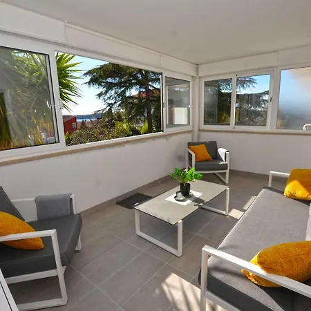 Tranquil And Bright With Loggia