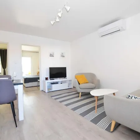 Tranquil And Bright With Loggia Apartment